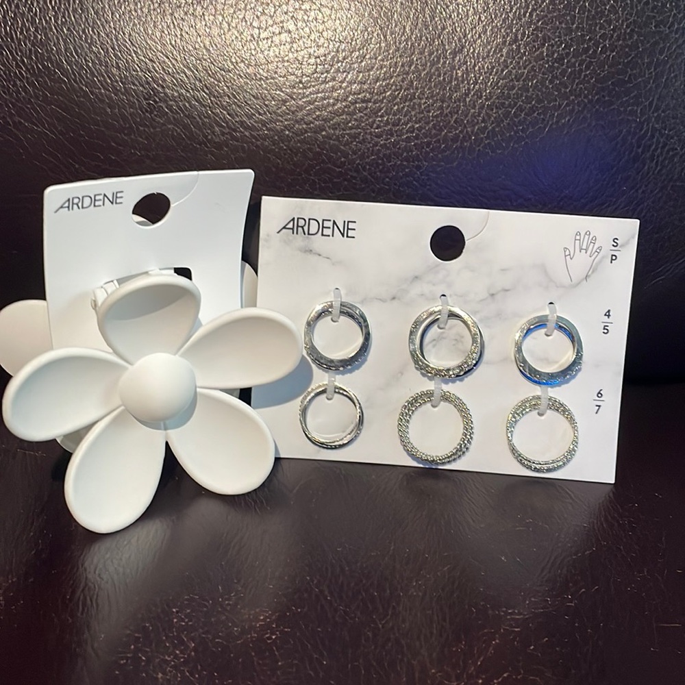 Ardene Accessories Bundle Flower Hair Clip & 15-Pieces Silver Rings pack NWT $16
